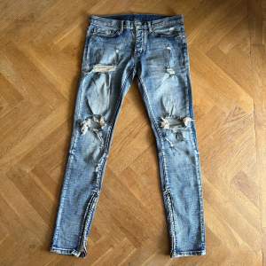 Säljer dessa m1 Stretch Denim från märket ”mnml.la”. Utmärkt skick. Condition 9/10. Notera att dessa är skinny fit strl.32/32!🔥