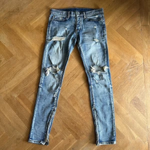 m1 Stretch Denim - Säljer dessa m1 Stretch Denim från märket ”mnml.la”. Utmärkt skick. Condition 9/10. Notera att dessa är skinny fit strl.32/32!🔥
