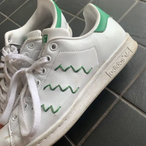 Adidas Stan Smith skor - Fina och unika Stan Smith skor! Dom är lite smutsiga men går säkert att göra rent dom! Ny pris ca 1800kr. Skriv för fler bilder.