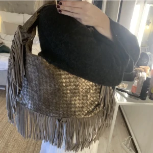 Bottega liknande väska - Säljer denna väska som liknar Bottega men har fransar. Får plats med mycket. Aldrig använd. Säljer för 200 kr