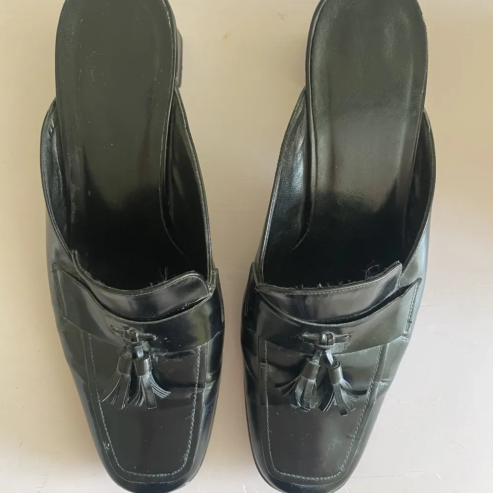 Ett par sjukt coola och unika loafers med klack från Ralph Lauren. Uppskattningsvis i storlek 36.. Skor.
