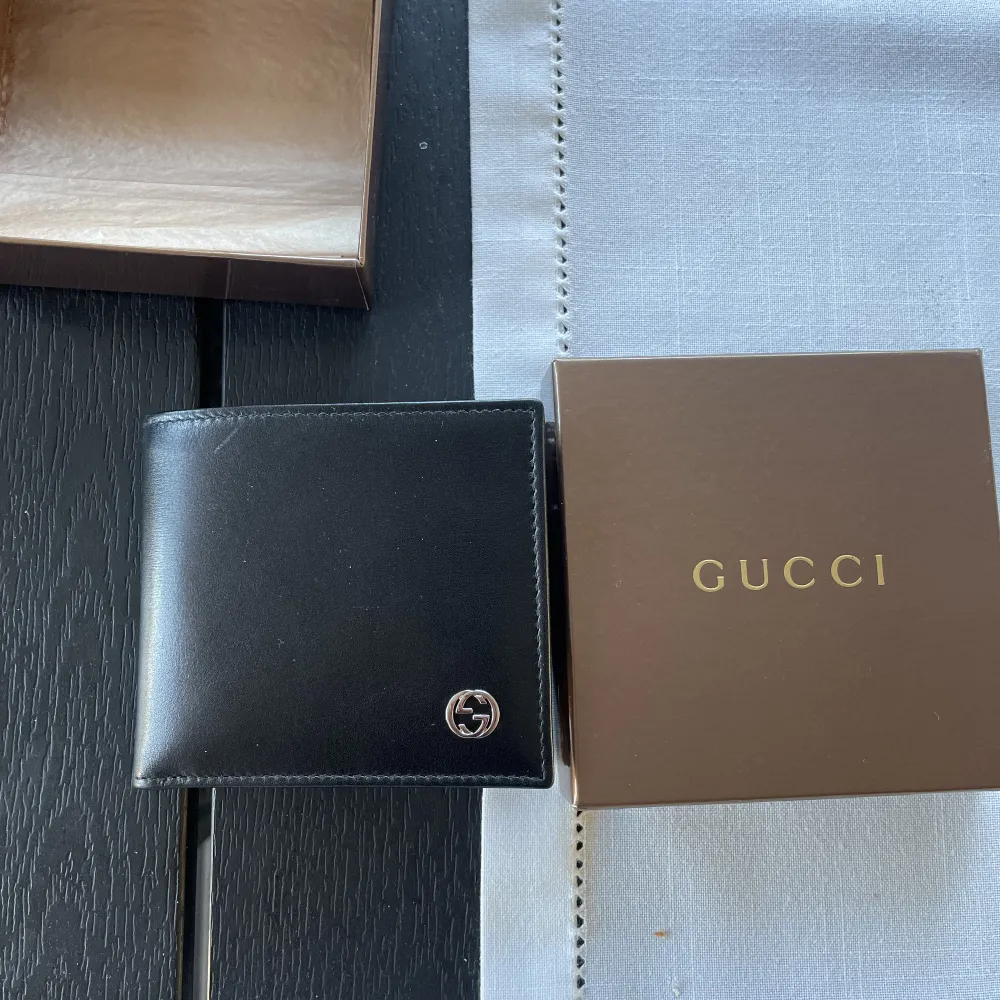 En helt oanvänd Gucci plånbok, med allt papper kvar och äkthetsbeviset kvar i plånboken. Originalkartongen ingår. Priset går att diskuteras.. Övrigt.