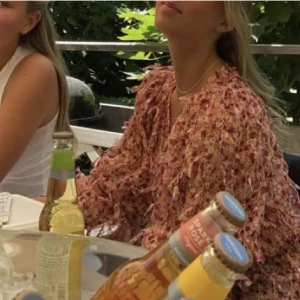 Zara blus  - Populär Zara blus i strlk XS säljes då jag har en till likadan , passar även S, helt slutsåld och går inte att få tag på längre ❤️