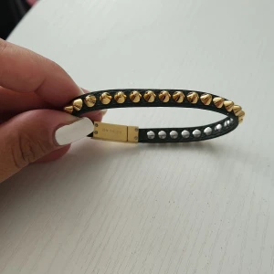 Edblad armband - Aldrig använd mörkgrön färg med guldiga spikar.