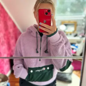 Lila hoodie i teddymatereal från Champion. 💜 Jättesnygg och superskönt. Sparsamt använd och i  väldigt bra skick! 