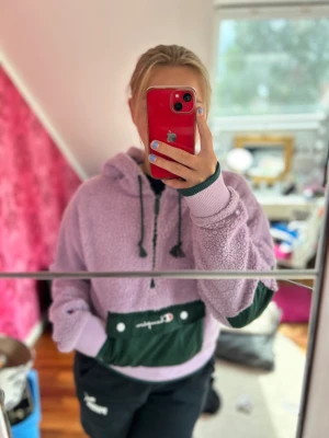 Hoodie från Champion - Lila hoodie i teddymatereal från Champion. 💜 Jättesnygg och superskönt. Sparsamt använd och i  väldigt bra skick! 