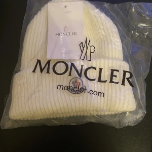 Vit moncler mössa - #moncler #mössa #moncler