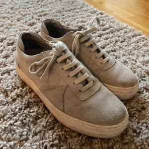 Axel Arigato - Gråa Axel Arigato. Storlek 42. 