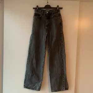 Gråa högmidjade vida jeans från Gina tricot i storlek 34. Använda mycket så något slitna längst ner men annars bra skick.