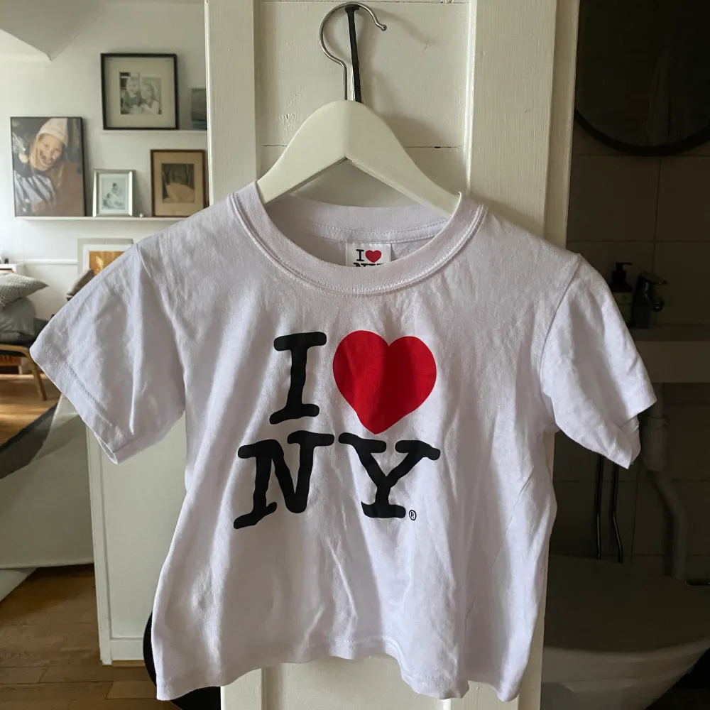 Baby tee köpt i new york, snygg kroppar teshirt. . T-shirts.