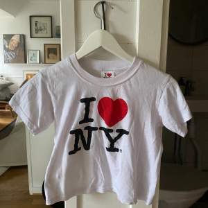 Baby tee köpt i new york, snygg kroppar teshirt. 