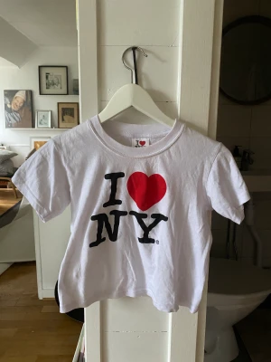New york baby tee  - Baby tee köpt i new york, snygg kroppar teshirt. 