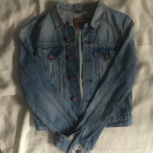 Acne jeansjacka - Superfin jeansjacka från acne, perfekt nu på sommaren❤️❤️ Storlek framgår ej men skulle säga att den är mellan en xs och s💝💝
