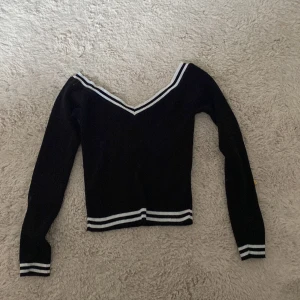 En ass snygg tröja  - En tröja vit och svart. Vita ränder långärmad super snygg 