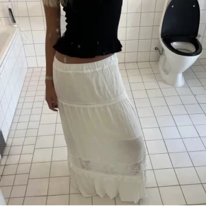 vit långkjol - En vit långkjol jag köpte här på plick. Den är tyvärr för liten för mig så kan inte skicka en bild när jag har på mig den❤️Det går dock att fråga bilder om skicket etc! Väldigt fin och perfekt till sommaren✨