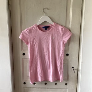 Ralph Lauren tröja - En gullig rosa Ralph Lauren tröja i storlek 12-14 / 158-164 cm.