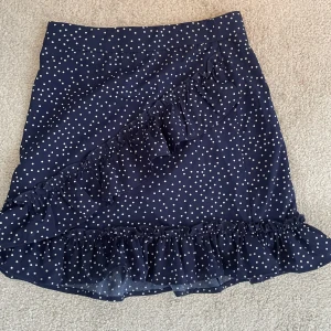 Prickig kjol - Prickig kjol med volanger.