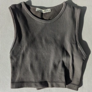 Topp - Simpel brun-beige croptopp från Pull & Bear I bra skick