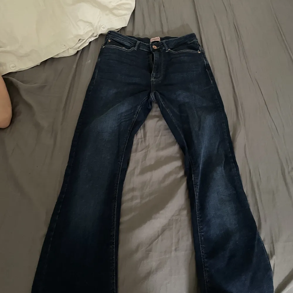 Blå utsvängda jeans aldrig använd köpt nyligen på Nelly för 700kr. Jeans & Byxor.