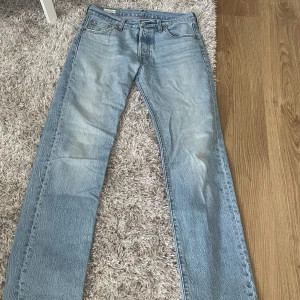 Levis jeans - Levis jeans modell 501 storlek 30/32 ljusblå