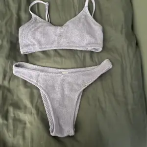 Helt nytt bikini set, aldrig använd dock dragit bort prislappen. Har två likadana och säljer denna också pga har två stycken!