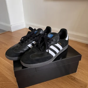 Adidas samba - Säljer dessa Adidas Samba pga att de är aningens för stora. Dom är i nyskick, använda ca 4 ggr ❤️