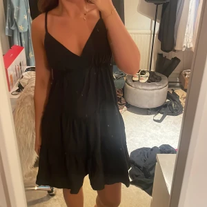 Svart klänning  - Svart miniklänning lik den populära från zara. Har bara använt en gång så den är som ny!
