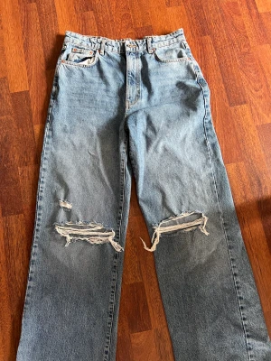Jeans - Jeans. Aldrig använda endast testade. Från Gina tricot. Ganska långa Storlek:42