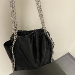 Tiamo väska  - Säljer min tiamo väska i gott skick❤️ nypris:600, pris kan diskuteras vid snabb affär 