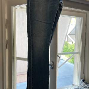 Levis 551 jeans i blue indigo färg! Rak modell och inte för loose i utseendet   Sparsamt använd och i gott skick! Bara att höra av sig för fler bilder osv👍 Kan skickas eller mötas upp i sthlm👍
