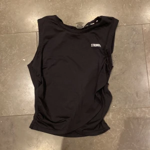 STRONGER - STRONGER tröja.tränings tröja.säljer för kommer inte till användning.TRYCK EJ PÅ KÖP NU.nypris350kr