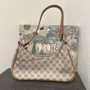 Don Donna väska till salu - Min Don Donna väskan är väldigt fin och gullig väska som är i bra skick! Jag köpte Don Donna väskan för  400 kronor cirka ett år sen och säljer nu för att den inte passar med min stil längre🩷 DM mig för nämare bilder!💞💞 den har skavanker men syns inte 