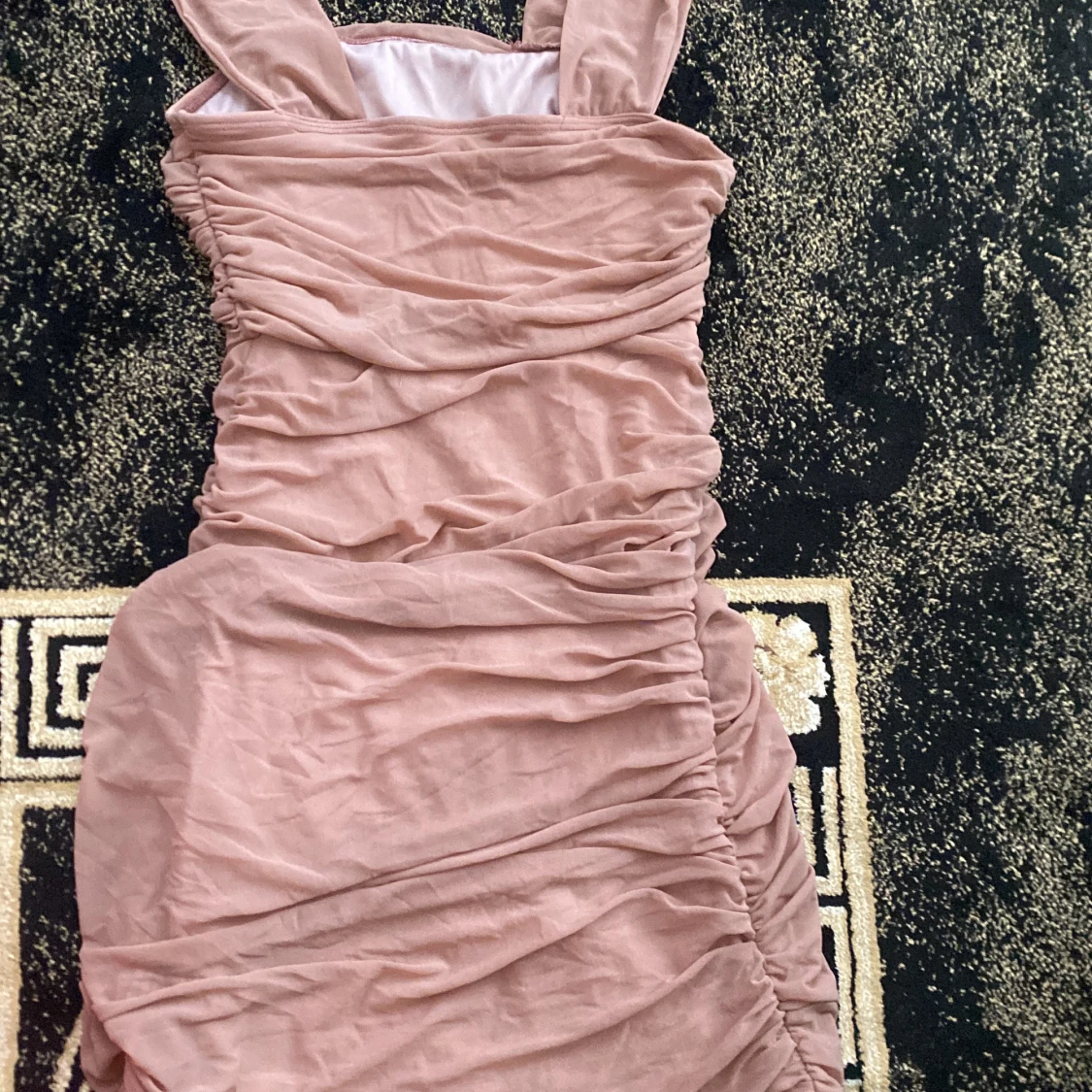 Rosa klänning med slit 