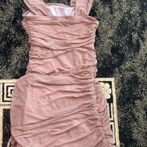 Rosa klänning med slit  - Aldrig använts 