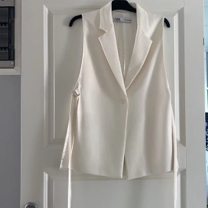 Väst - Väst från zara som är perfekt nu till sommaren. Aldrig använd