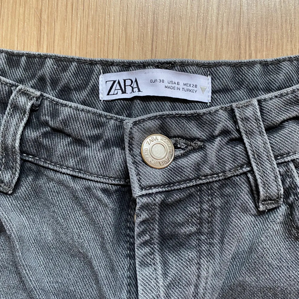 Så fina gråa jeans från Zara i storlek 38💗 de passa mig som har 36/38 i byxor! På andra bilden ser man passformen, jag är 169cm😊 första bilden är inte min!. Jeans & Byxor.