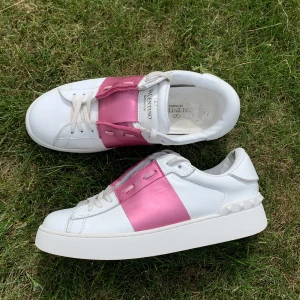 Valentino skor - ❗️Laddar upp igen pga oseriös köpare❗️Super snygga valentino skor i super skick förutom en defekt vid hälen som man ser på bilderna🤩🍉💕 kan tyvärr inte garantera äktaheten.