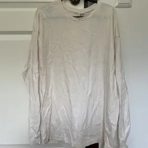 Beige-vit långärmad tröja från mans avdelningen, har haft den som oversized när jag är hemma. Sitter som typ loose large.