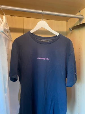 T shirt - Säljer en t shirt då den inte passar längre, väldigt sällan använd och den är i bra skick