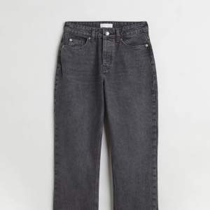Superfina jeans från H&M, perfekt passform. Funkar både till vardags och fest. Säljer pga fel storlek! Nypris: 400kr