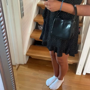 Handväska - Säljer denna söta svarta väska då jag redan har en nästan likadan. Väldigt fin och inte använd. 