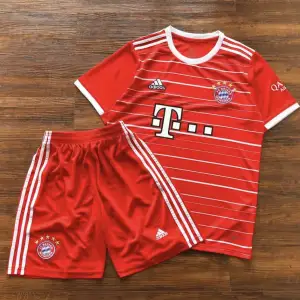 Jag säljer ett par nya Bayern München T-shirts tillsammans med shorts för endast 659 kr. Leveransen tar ungefär 2 veckor. Eller så kan vi mötas upp i Västerås. Finns i alla storlekar. 