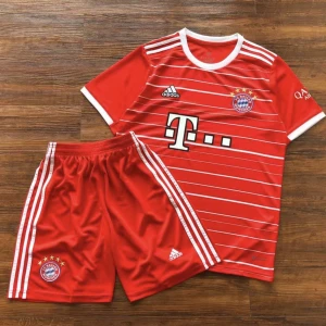 Bayern München T-shirt - Jag säljer ett par nya Bayern München T-shirts tillsammans med shorts för endast 659 kr. Leveransen tar ungefär 2 veckor. Eller så kan vi mötas upp i Västerås. Finns i alla storlekar. 