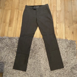 Bläck kostymbyxor  - Bläck kostymbyxor i strl 46, superfint skick. Endast använd fåtal gånger. Straight/regular fit