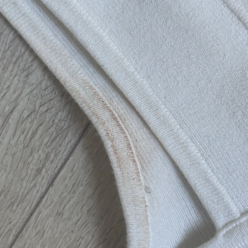 säljer detta vita linnet i det skönaste och stretchigaste materialet nånsin! storlek M från H&M som köptes under våren 2021!❤️ den har en liten sminkfläck på insidan (se bild 3) men det syns inte alls på utsidan). Toppar.