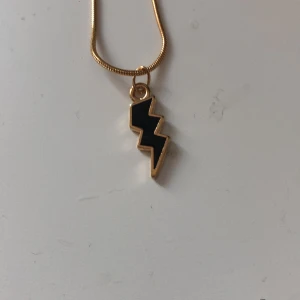 Halsband-gjort av mig - Hej! Jag är en smyckes tillverkare och säljer detta halsband. Om någon är intresserad får ni gärna höra av er privat! Hade hjälpt mig mycket inom min försörjning❤️