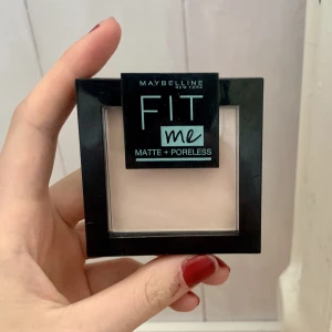 Puder  - Fit me puder i färgen soft ivory. Endast testat ca 3,4 gånger. Frakt tillkommer på 18 kr 💕