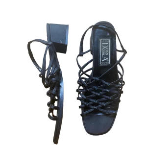 y2k heels - snygga kitten heels som ej kommer till användning. några skavanker men ändå fint skick! Passar 37,5-38. Köparen står för frakt. Använd gärna ”köp nu” <3