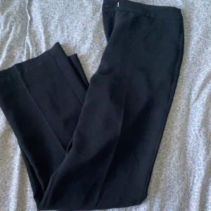 Kostymbyxor  - Kostymbyxor från hm med pressveck. Byxorna har hög midja. De har några trådar som sticker ut men är annars i bra skick. Säljer pga att de inte passar mig i midjan.
