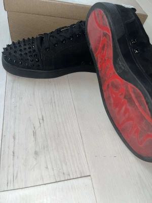Christian Louboutin Junior Spike - Sköna loubs i bra skick, säljer för att köpa Lanvins. Köpte dem från en pålitlig vän för 3 500 kr och de har endast använts några få gånger av mig. Alla tillbehör på bilden ingår. Kvitto finns tyvärr inte. Pris kan diskuteras, först till kvarn! 💯